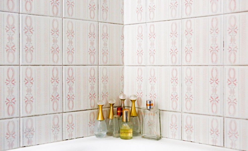 Os frascos de perfume de Marisa Vescos, quase vazios, alinhados num canto da banheira (Foto: REUTERS/Gaia Squarci)