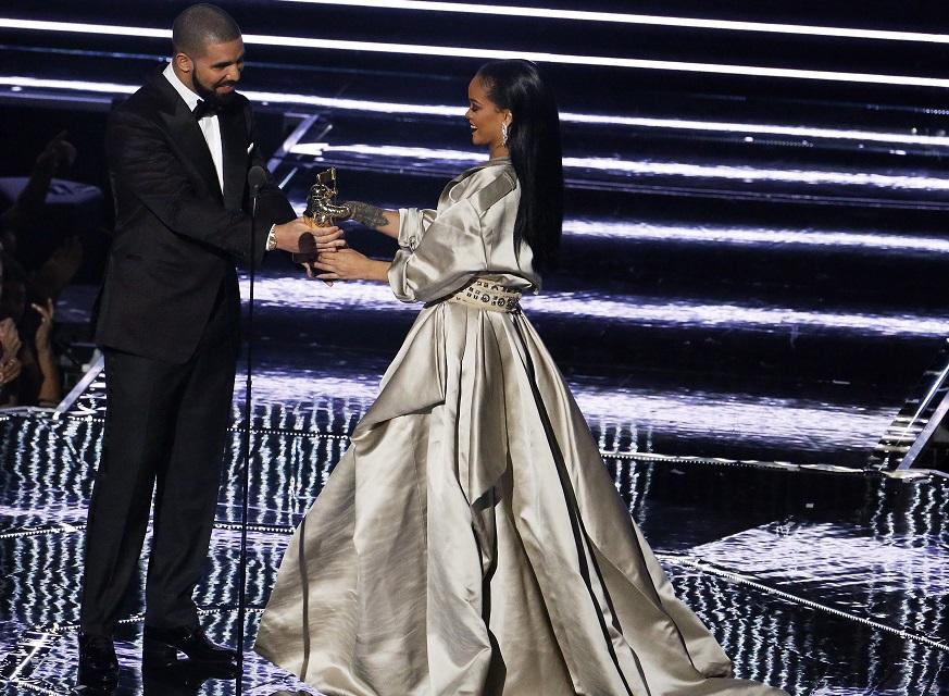 Drake entregou o prémio Vanguarda a Rihanna