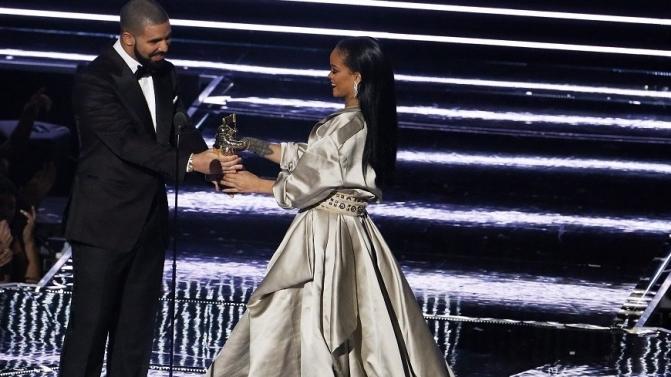 Drake entregou o prémio Vanguarda a Rihanna e até lhe fez uma declaração de amor