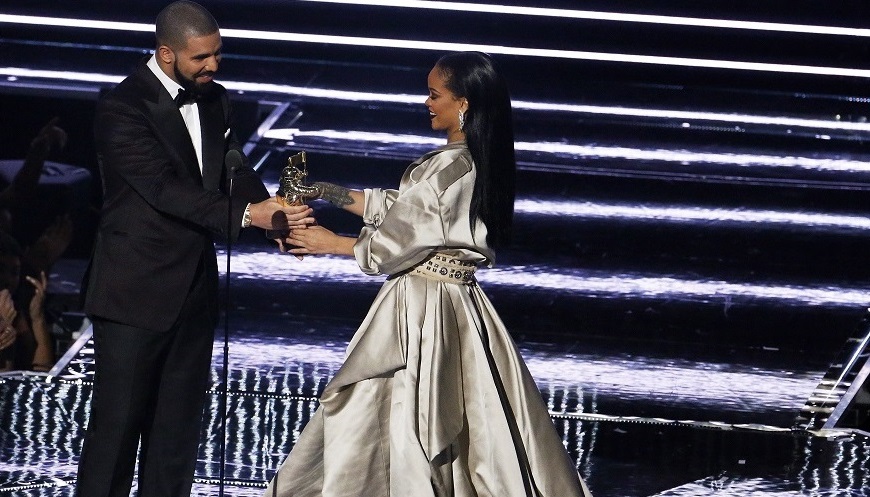 Drake entregou o prémio Vanguarda a Rihanna e até lhe fez uma declaração de amor