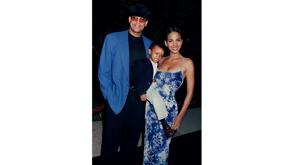 Actress Halle Berry, star of the new film “Losing Isaiah” holds her four year old co-star,who portra..