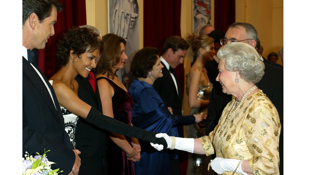 Britian’s Queen Elizabeth II (R) meets actress Halle Berry (2nd L) who plays Jinx, as Pierce Brosnan..