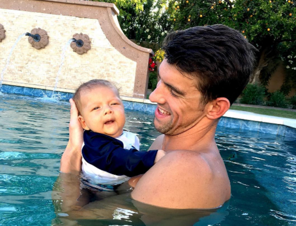 Michael Phelps e o recém-nascido Boomer. Fotografia retirada da rede social "Instagram" de Michael Phelps.