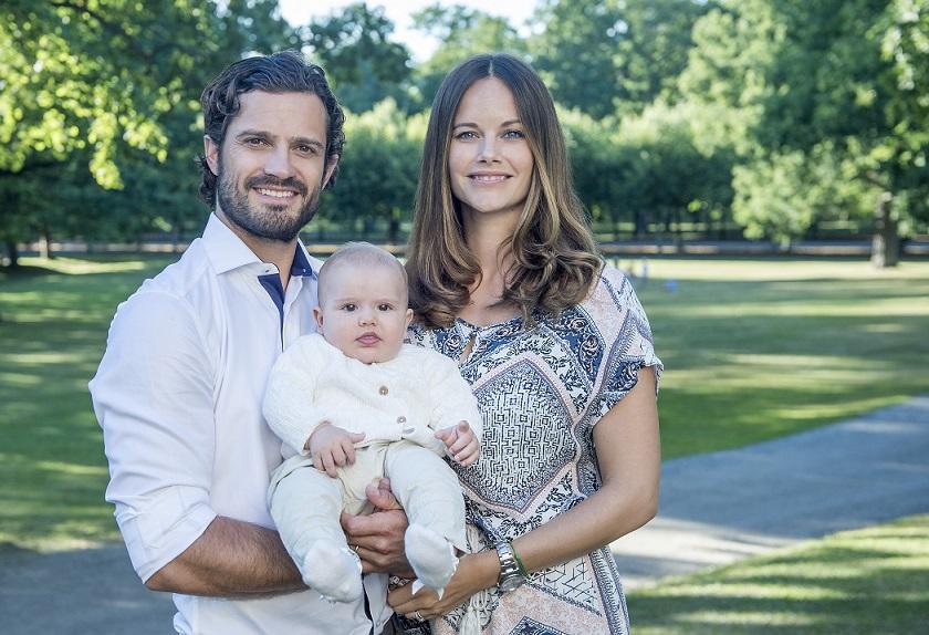 Príncipes Carl Philip e Sofia com o filho, Alexander