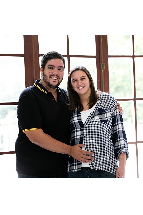 O músico João Só e a namorada esperam o primeiro filho