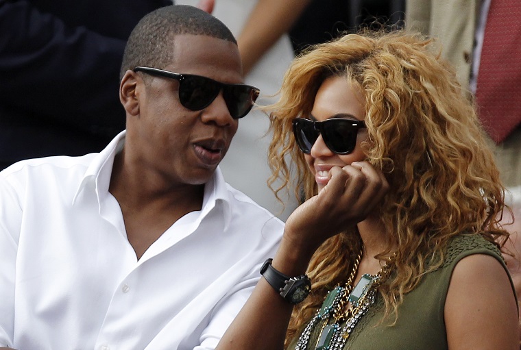 U.S. performers Beyonce (R) and Jay-Z chat as they watch Rafael Nadal of Spain and Robin Soderling of Sweden play in the men’s final at the French Open tennis tournament at Roland Garros, in Paris