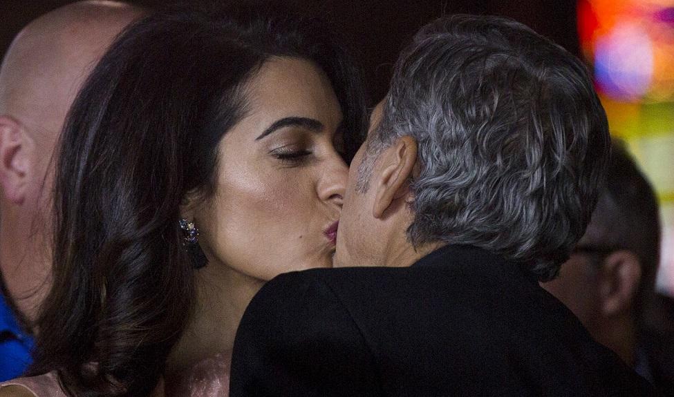 Ator e advogada trocaram um beijo na antestreia do filme 'Profissionais a Crise', em outubro de 2015