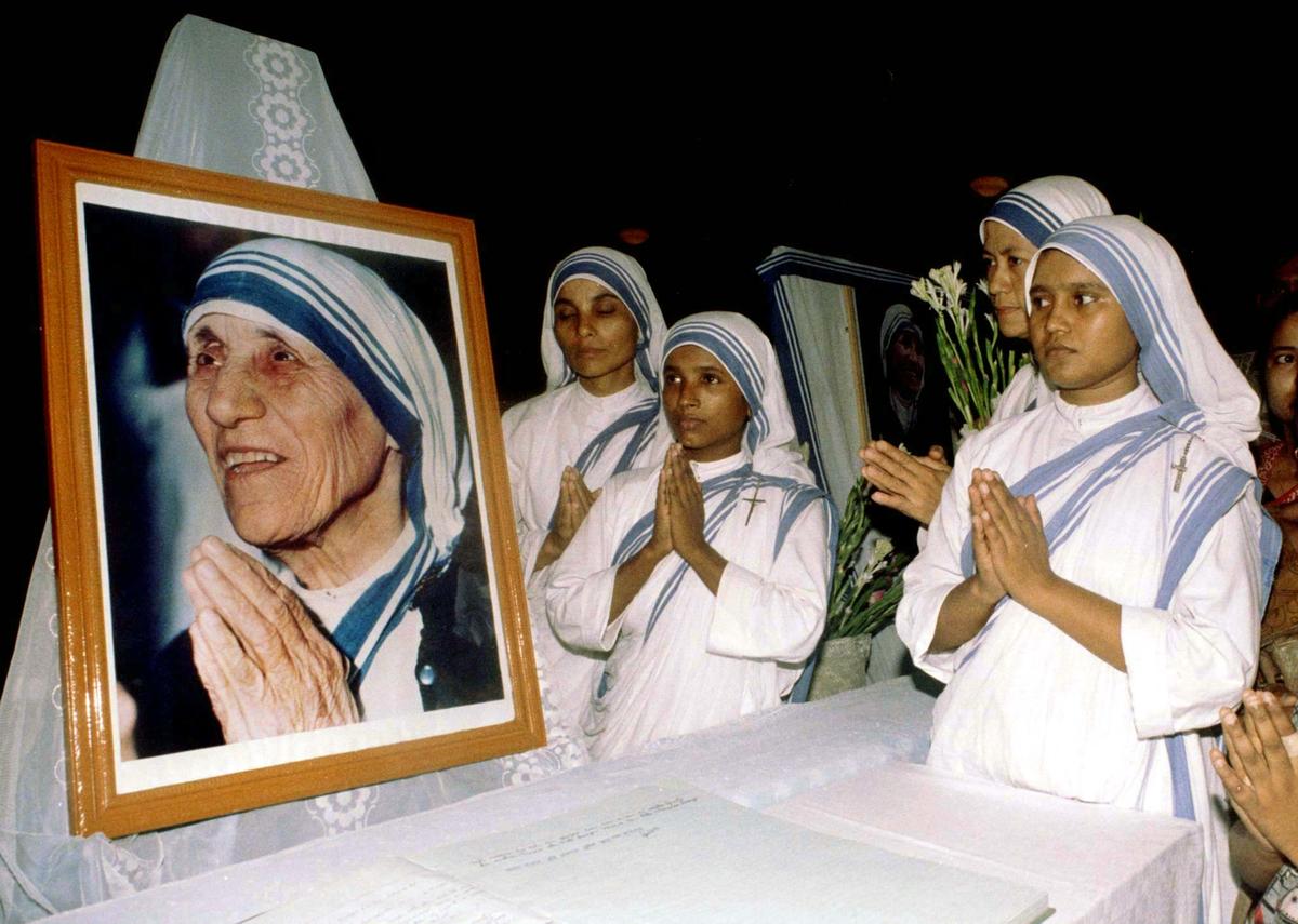 Nuns of the Missionaries of Chairty order pray at a Dhaka church September 6 for Mother Teresa who d..