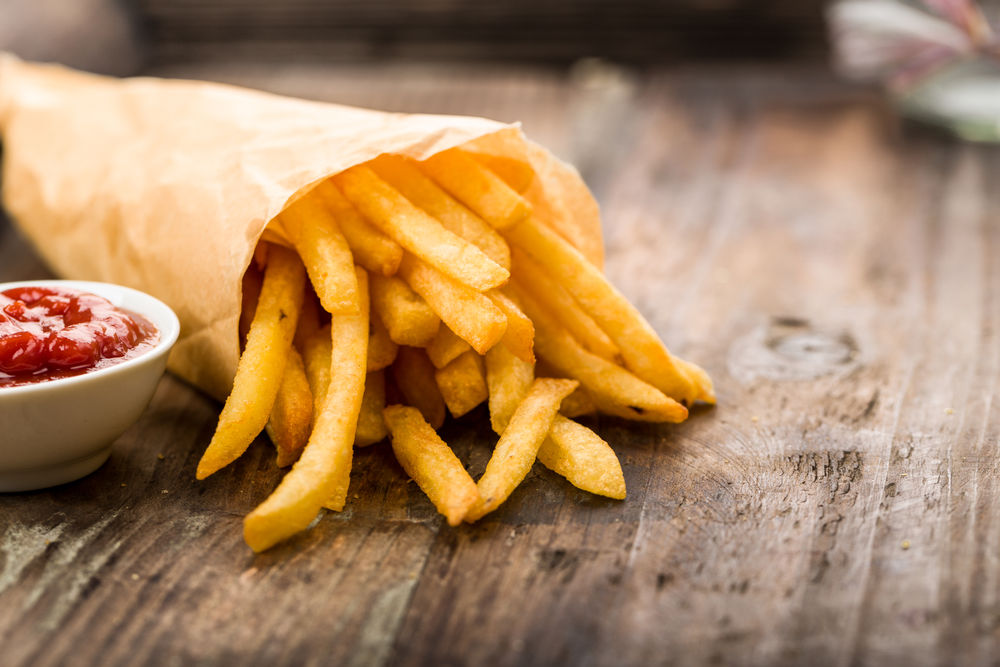As batatas fritas têm muito sal. E isso provoca a dita recompensa.