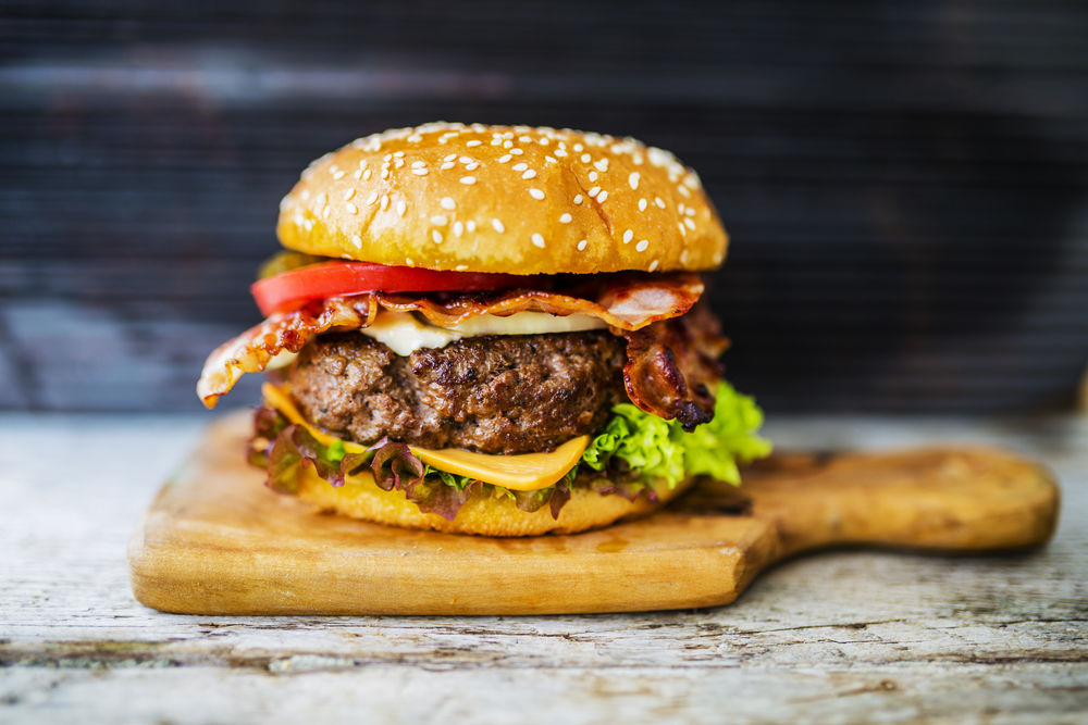 O hambúrguer tem muita gordura e proteínas.