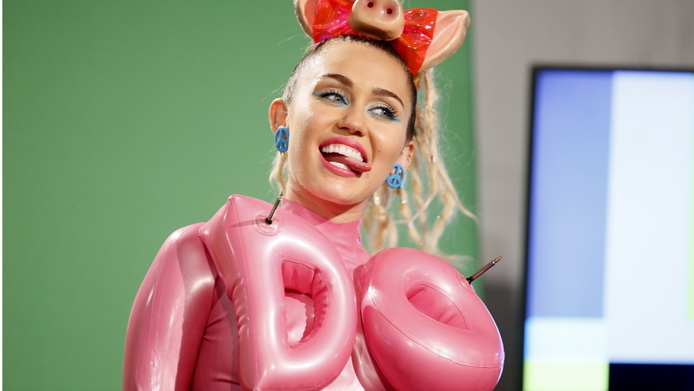 Show host Miley Cyrus poses backstage at the 2015 MTV Video Music Awards in Los Angeles