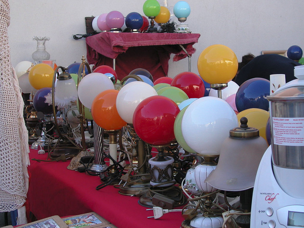 Candeeiros de mesa com bases de diferentes épocas e globos de cor “à escolha”, a partir de €10 na Feira da Ladra, terças e sábados.