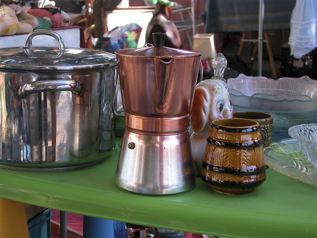 Cafeteira cor de cobre degradê, para 1 litro, €10 na Feira da Ladra, terças e sábados.
