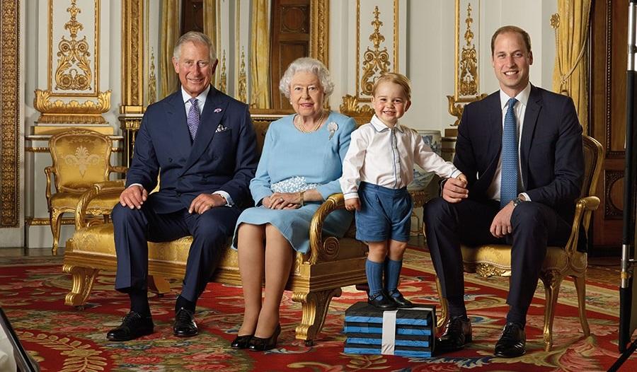 Com o pai, William, o príncipe Carlos e a Rainha Isabel II, em abril deste ano