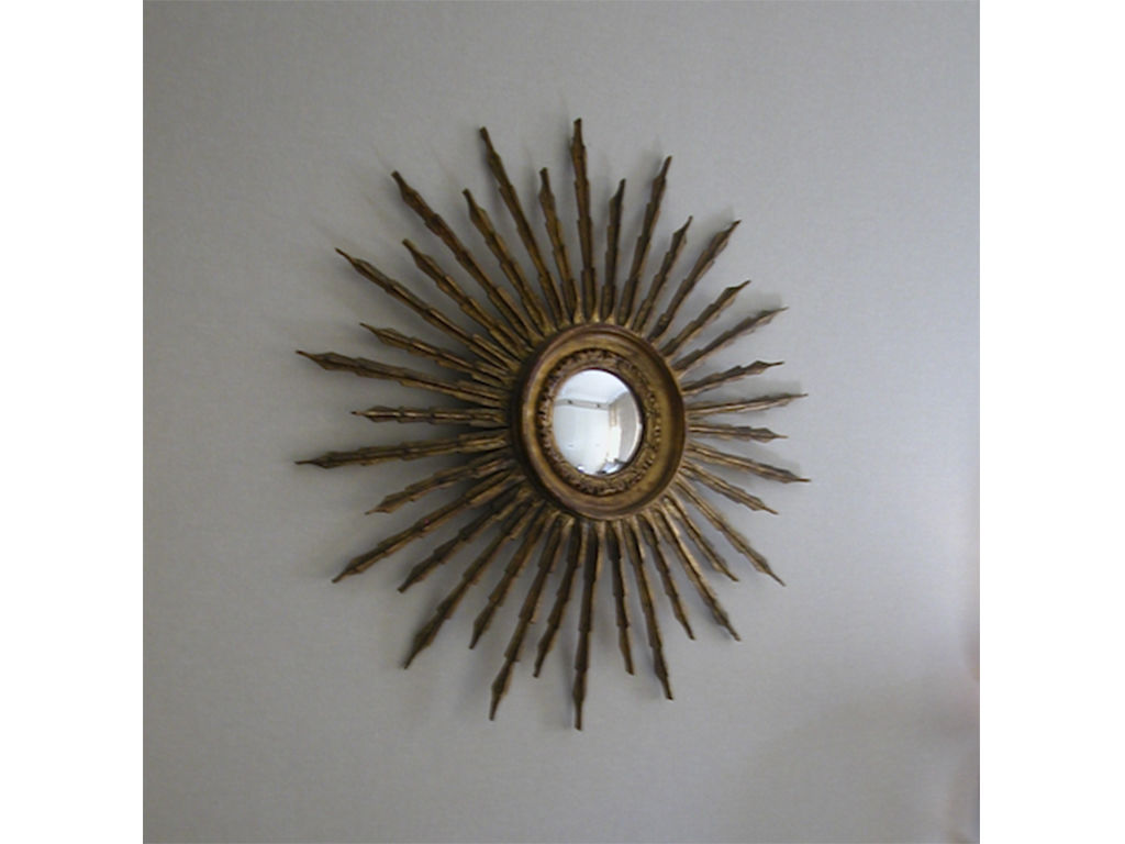 Espelho em estrela, recuperado e restaurado pelo decorador Miguel da Cunha.