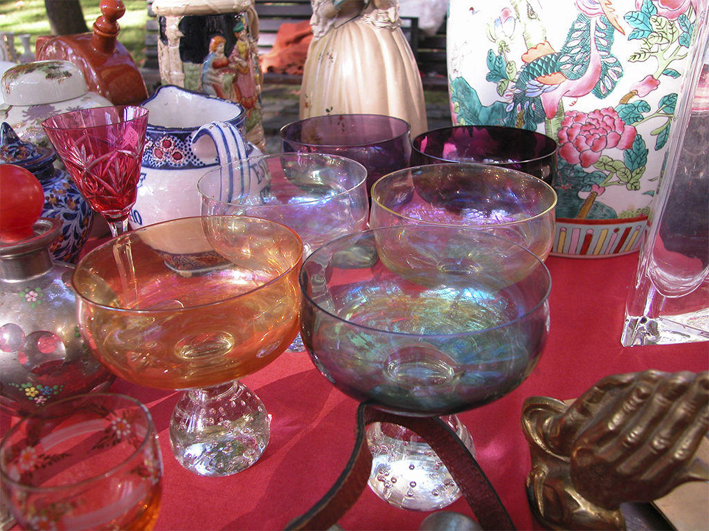 Taças de champanhe em vidro irisado (tendência 2016), €10 cada, negociáveis, no mercado às quartas no Jardim Visconde da Luz, em Cascais.