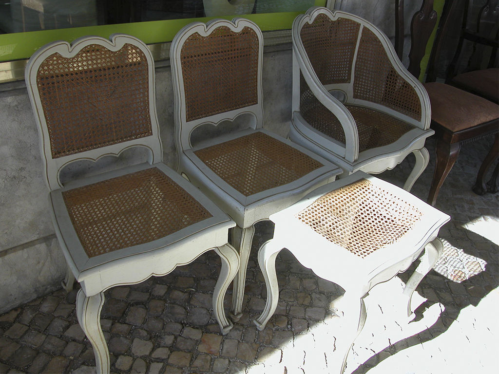 Cadeirão, cadeiras e banqueta em madeira dura pintada com assentos e espaldar em palhinha originais, €80, €50 e €40, na Remar.