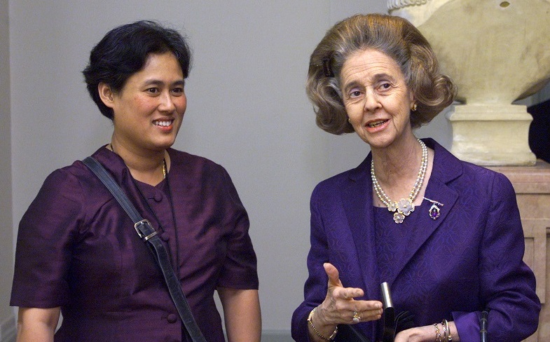 BELGIAN QUEEN FABIOLA TALKS WITH THAI PRINCESS MAHA CHAKRI DURING A VISIT TO THE DYNASTY MUSEUM.