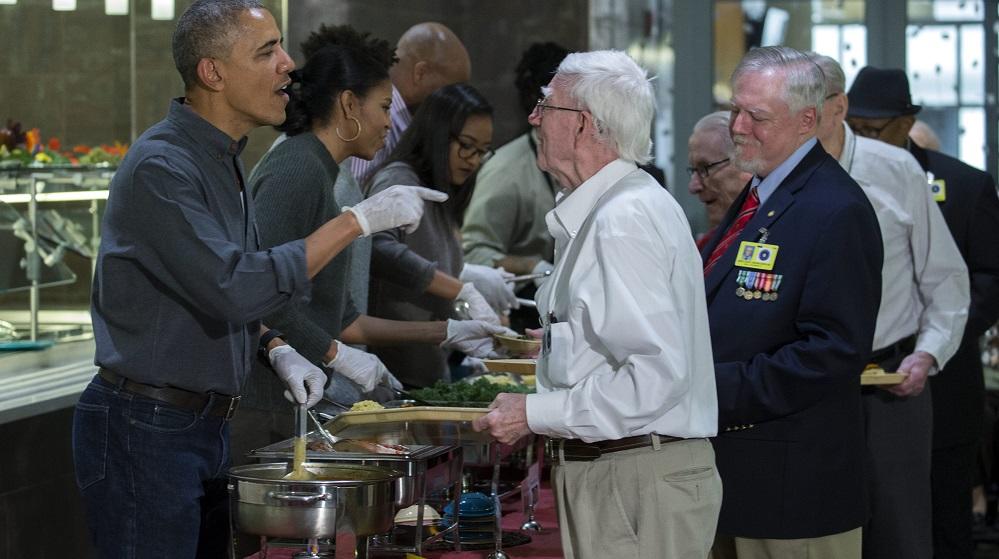 US President Barack Obama serves dinner at the Armed Forces Retirement Home