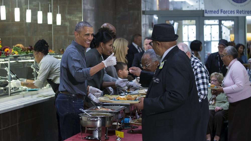 US President Barack Obama serves dinner at the Armed Forces Retirement Home