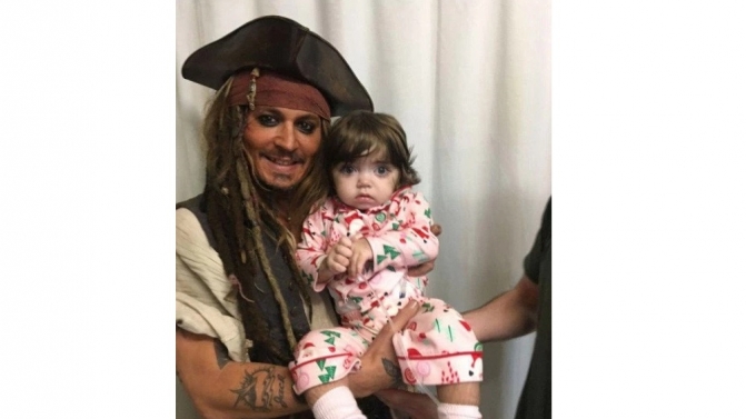 Johnny Depp com uma das crianças internadas ao colo