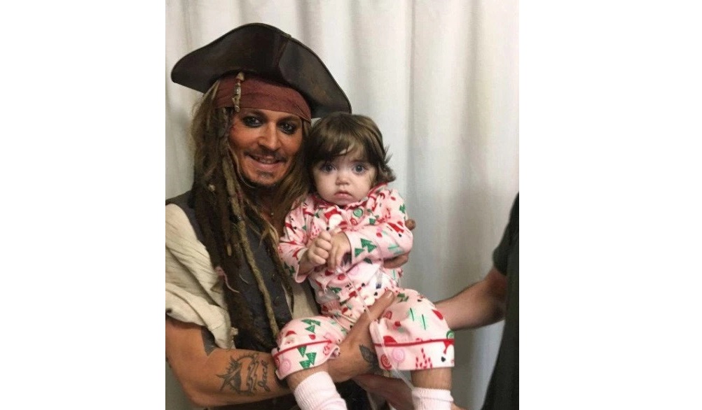 Johnny Depp com uma das crianças internadas ao colo