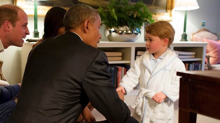 Em abril, o príncipe recebeu Obama no Palácio de Kensington vestido de robe
