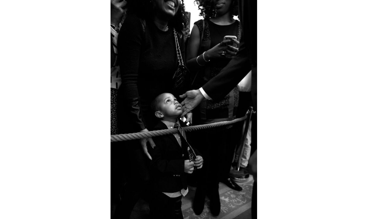 Fevereiro: O presidente a tocar num jovem durante uma celebração do Mês da História dos Negros nos EUA