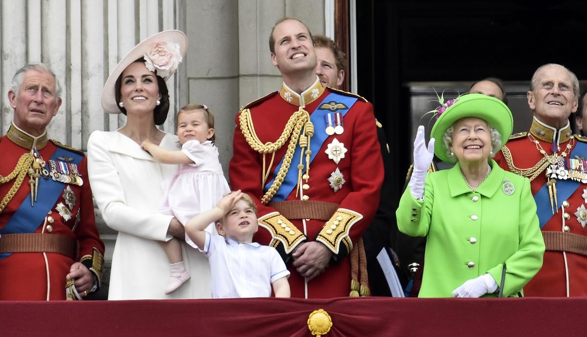A família real reuniu-se na varanda do Palácio de Buckingham nos festejos do 90.º aniversário de Isabel II, em junho