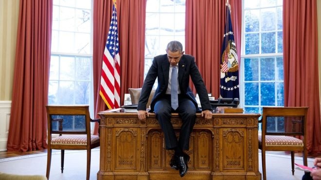 Fevereiro: Obama, pensativo, na Sala Oval