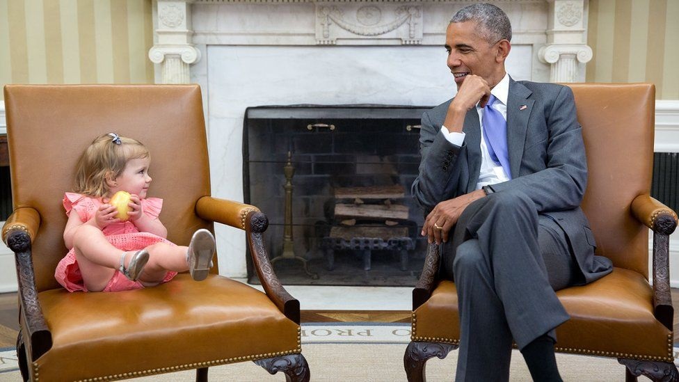 Junho: O presidente a divertir a neta de um dos seus convidados na Casa Branca