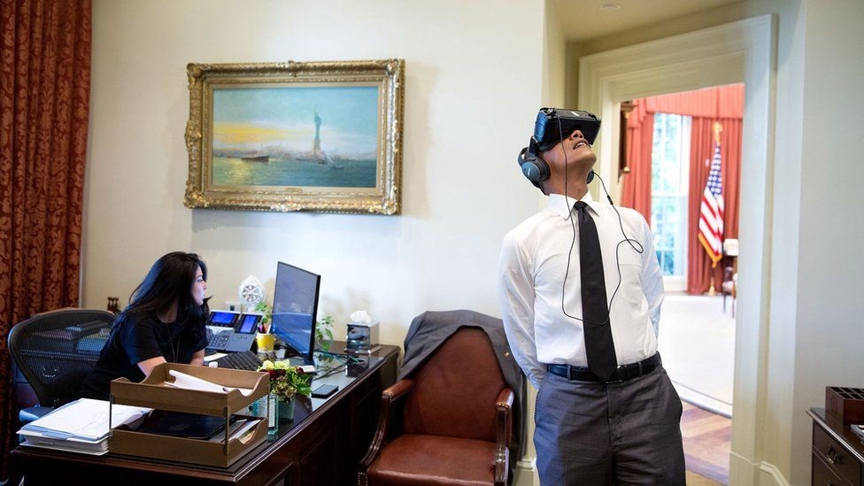 Agosto: Obama experimenta óculos de realidade virtual durante uma visita ao Parque Nacional Yosemite