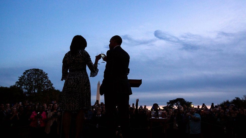 Outubro: O casal propõe um brinde durante um evento na Casa Branca