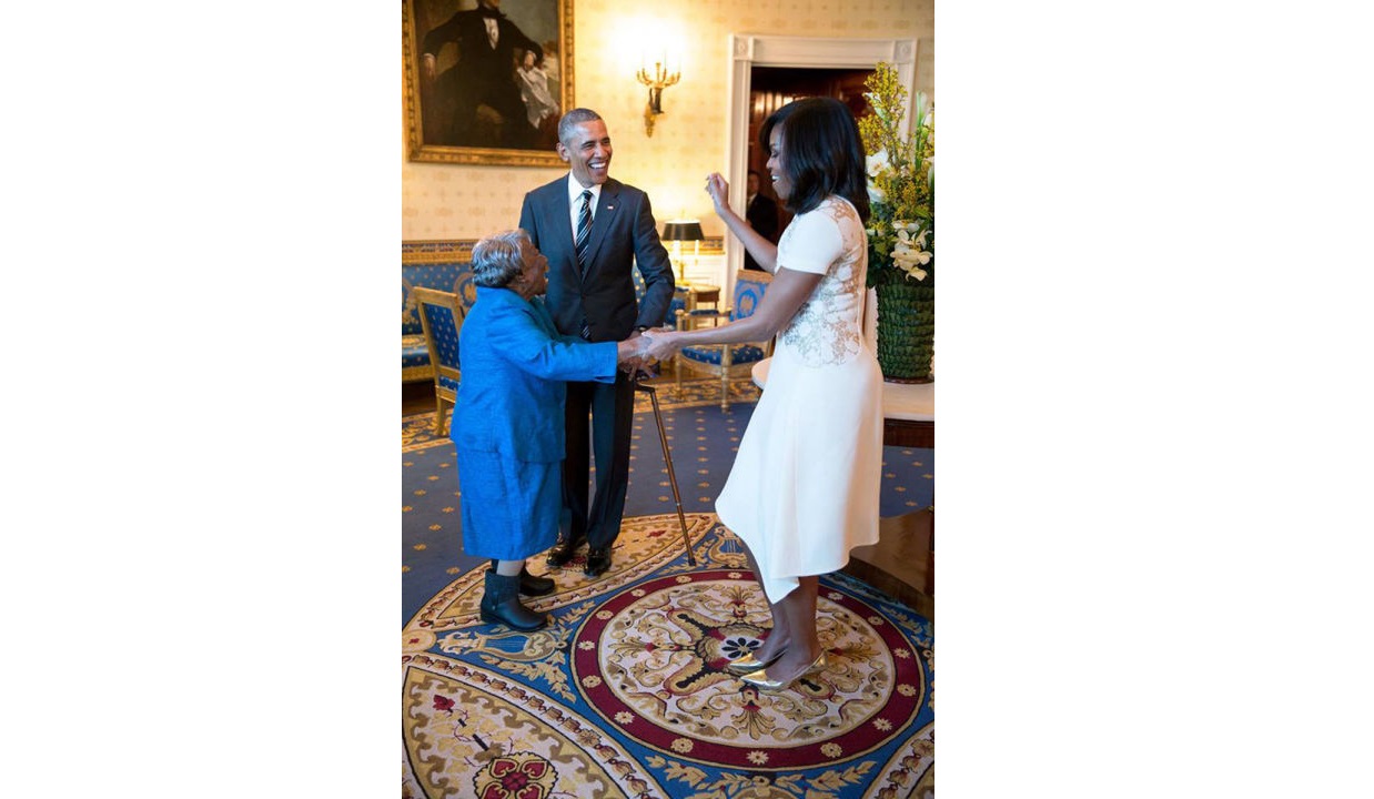 Fevereiro: Barack e Michelle a dançar com Virginia McLaurin, de 106 anos