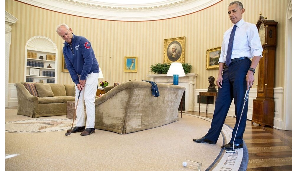 Outubro: O ator Bill Murray e o presidente improvisam um jogo de golfe na Sala Oval