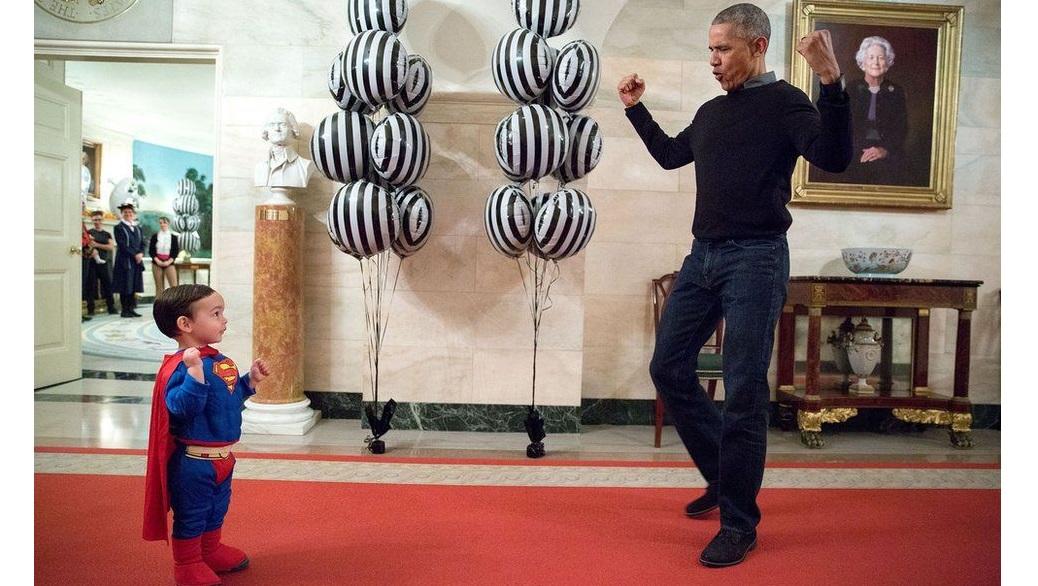 Outubro: Obama brinca com o filho de um secretário de estado durante um evento de Halloween