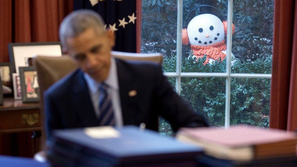 Dezembro: Membros da Casa Branca pregam uma partida ao presidente, com a ajuda de um boneco de neve