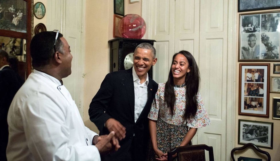 Março: O presidente e a sua filha Malia a rir com o 'chef' de  um restaurante em Cuba