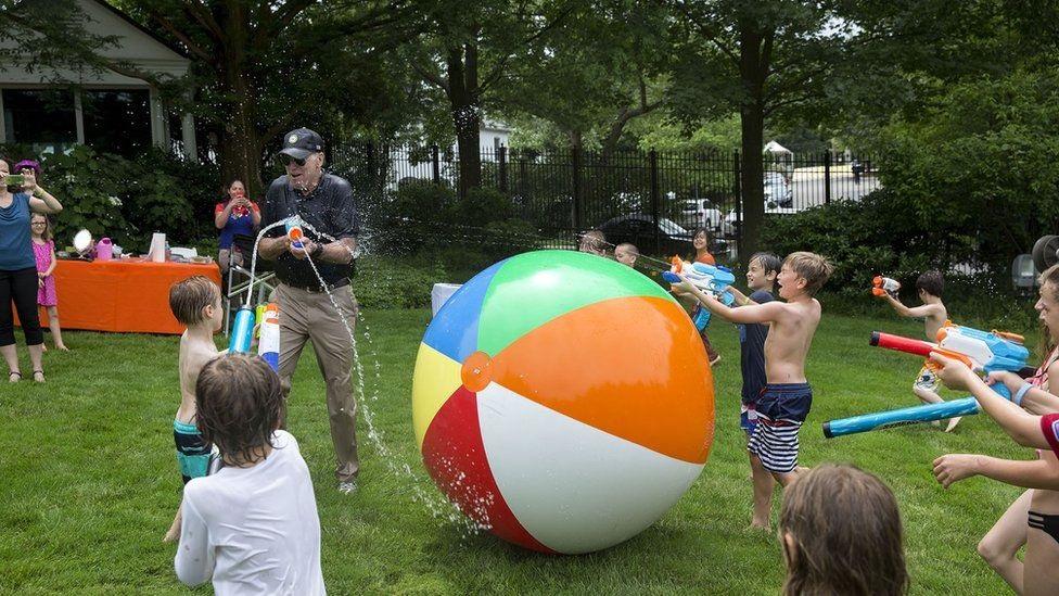 Junho: O vice-presidente Joe Biden brinca às pistolas de água com  um grupo de crianças