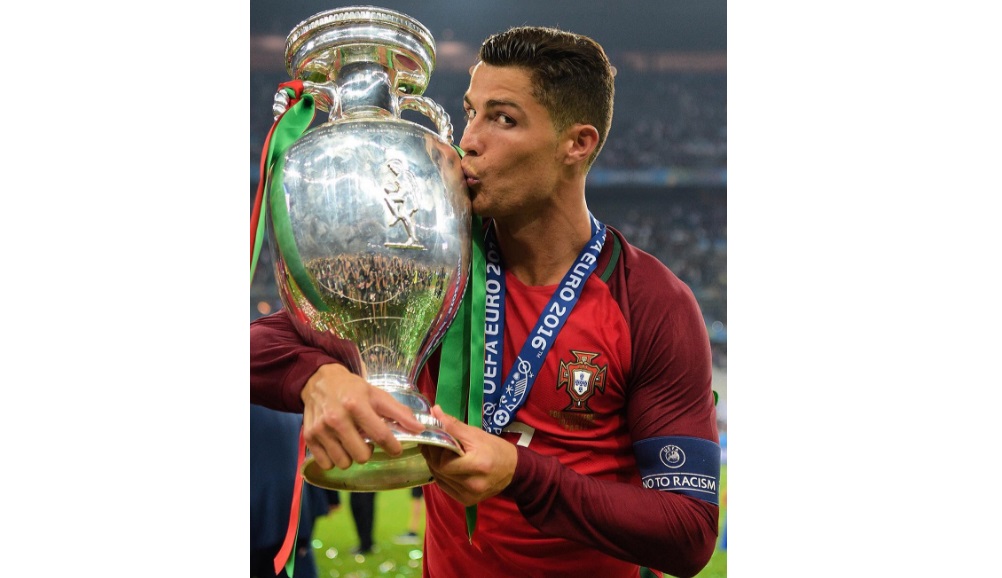 Cristiano Ronaldo a beijar a taça do Euro 2016