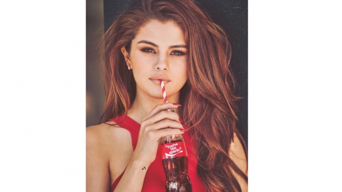 Selena Gomez posou para uma campanha da Coca-Cola