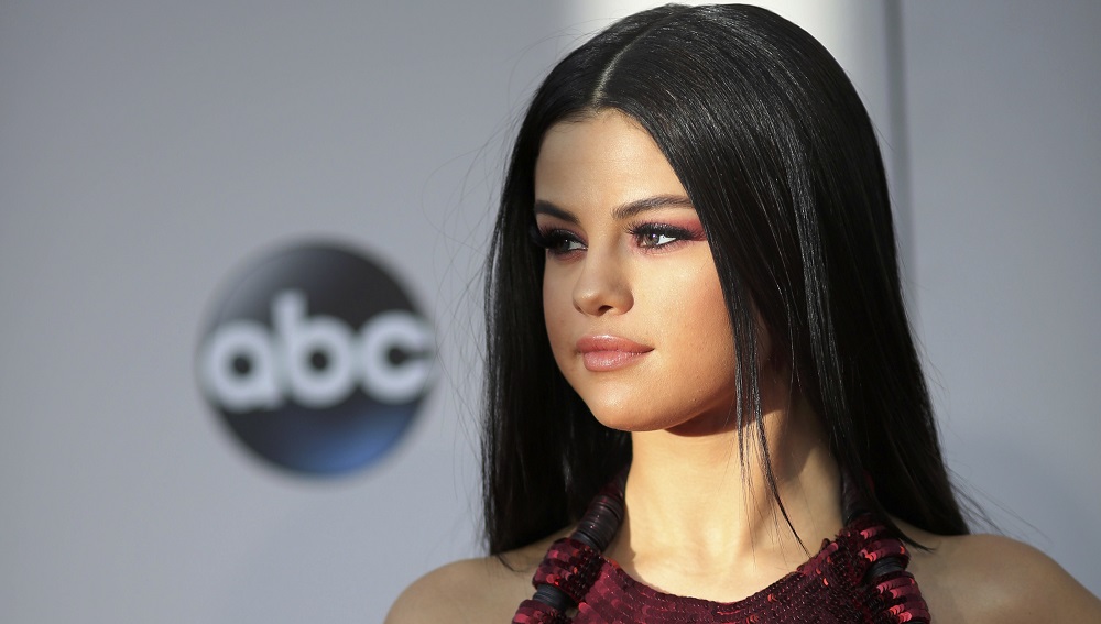 Singer Selena Gomez arrives at the 2015 American Music Awards in Los Angeles
