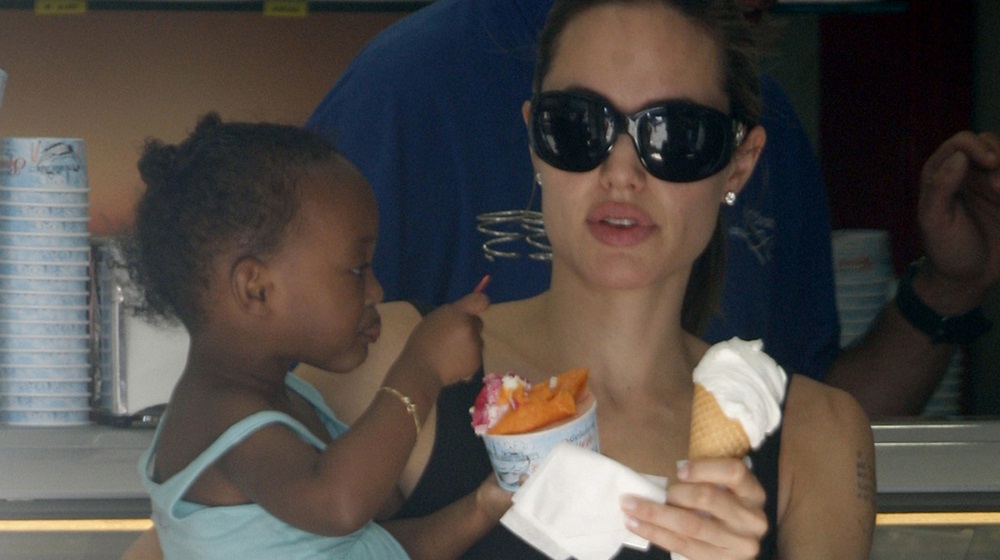 U.S.actress Angelina Jolie eats an ice-cream with her daughter Zahara in Venice
