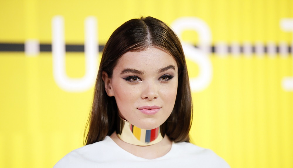 Hailee Steinfeld arrives at the 2015 MTV Video Music Awards in Los Angeles