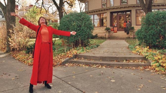 Mary Tyler Moore em frente da casa que acolheu a sua série dos anos 70