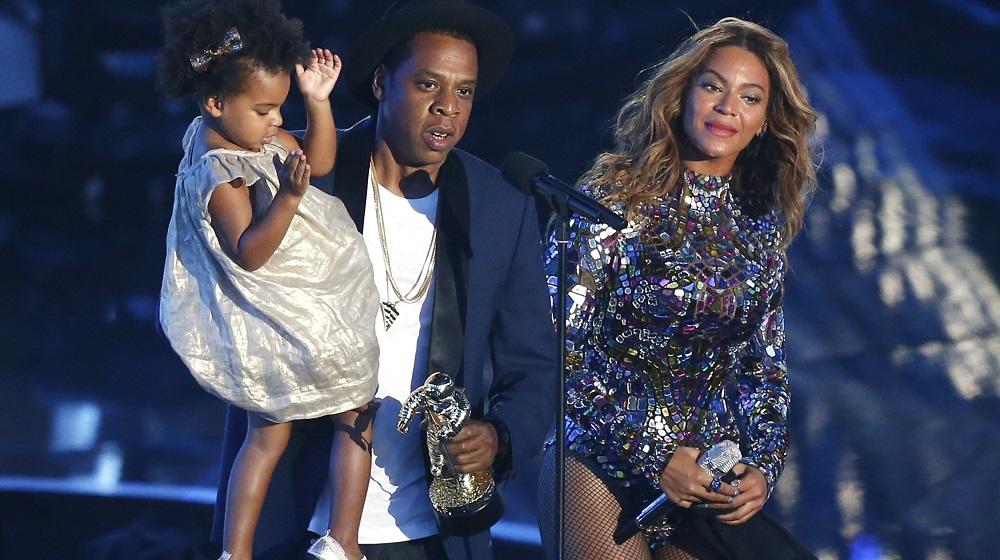 Jay-Z presents the Video Vanguard Award to Beyonce as he holds their daughter Blue Ivy during the 2014 MTV Video Music Awards in Inglewood