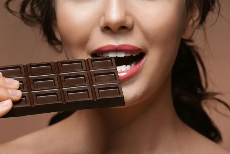 4-mulher-comer-chocolate