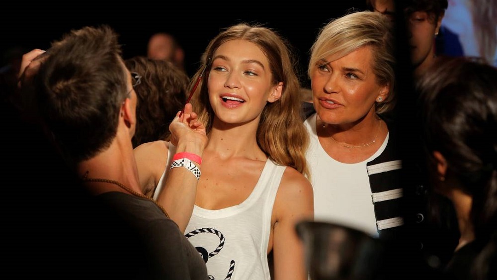 61435006_model-gigi-hadid-stands-with-her-mother-yolanda-hadid-backstage-before-the-tommy-hilfiger-s