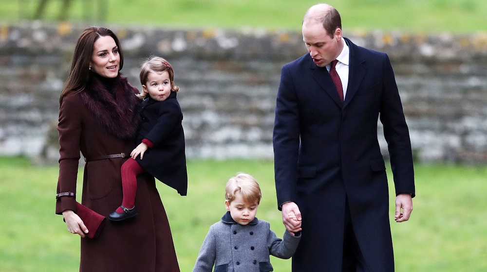 O príncipe William com Kate Middleton e os filhos George e Charlotte na manhã do dia de Natal, à chegada à Igreja de St Mark's, em Englefield