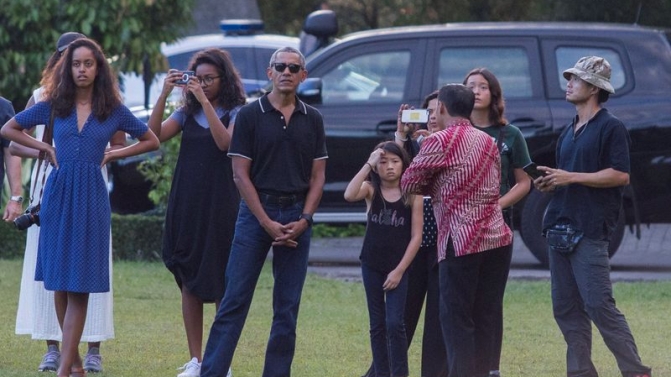 Obama along with his wife and daughters visit Borobudur Temple in Magelang